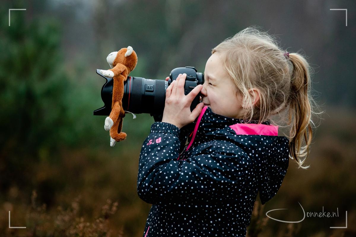 Dit was gewoon de oplossing: geef haar een van mijn camera's ;-)