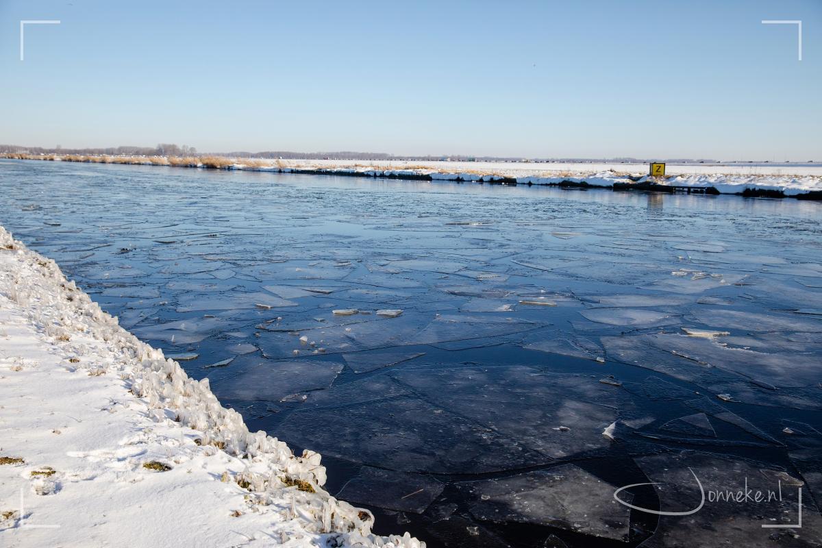 Bij ons in de polder werd geschaatst, maar iets verderop waren er ijsschotsen omdat daar af en toe nog een schip doorheen gaat.