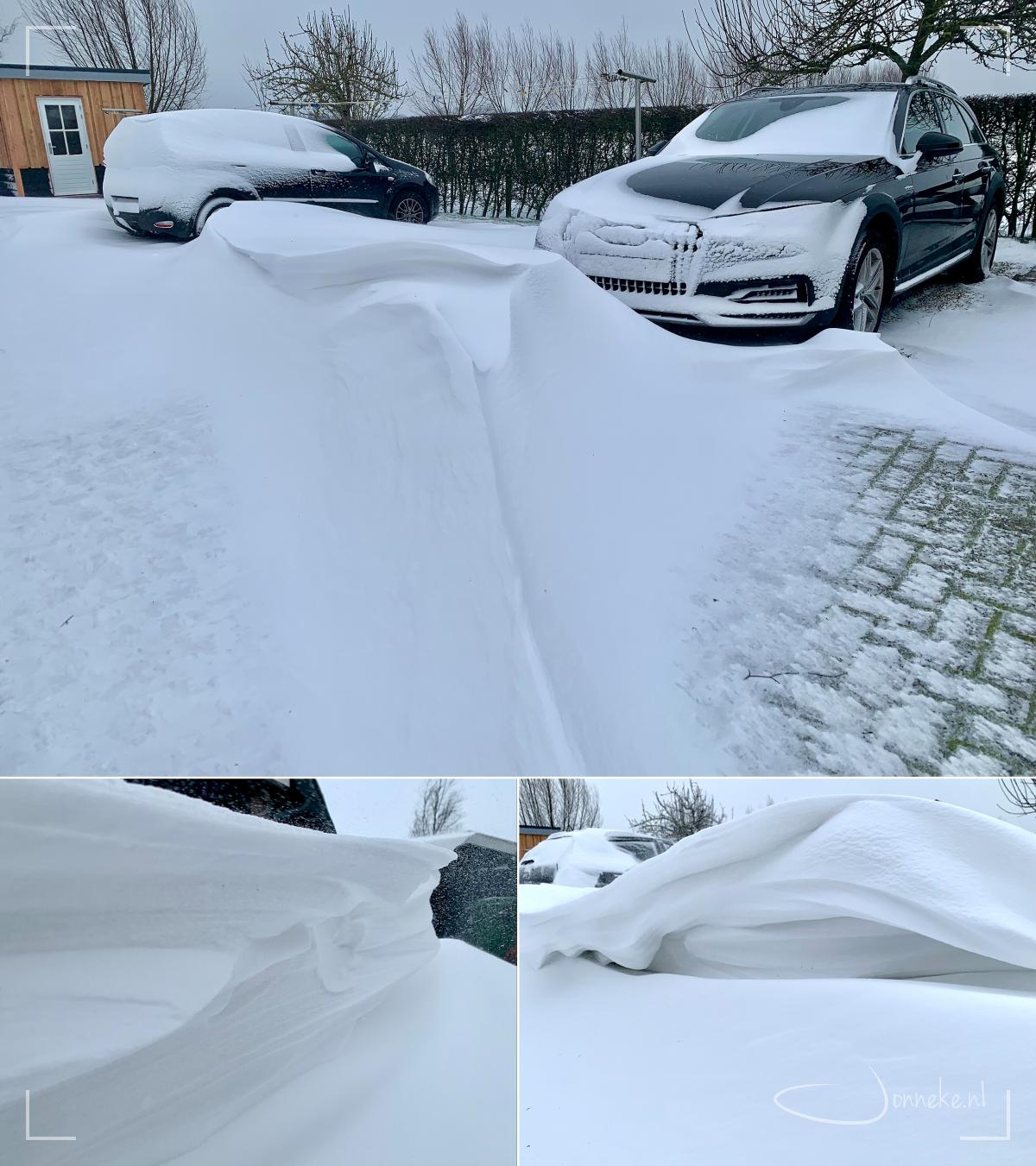 Op zie zondag met snijdende wind en stuifsneeuw voltrok er op ons erf iets bijzonders. Een sneeuw-sculptuur eerste klas. Het begon klein en eindigde hoger dan de motorkap van de Audi!