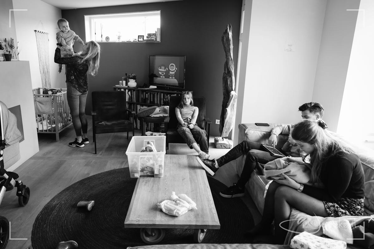 Heerlijke plaat met alle dynamiek - knuffels, luiers, speelgoed, ipad, ...