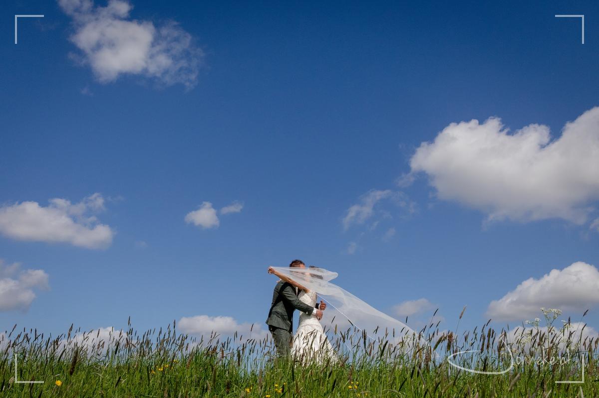 En nog even naar de dijk en de polder voor wat weidse plaatjes. Met oer-hollandse luchten. Love it. In het mooie landschap waar ik zelf mag wonen, genieten met een bruidspaar.