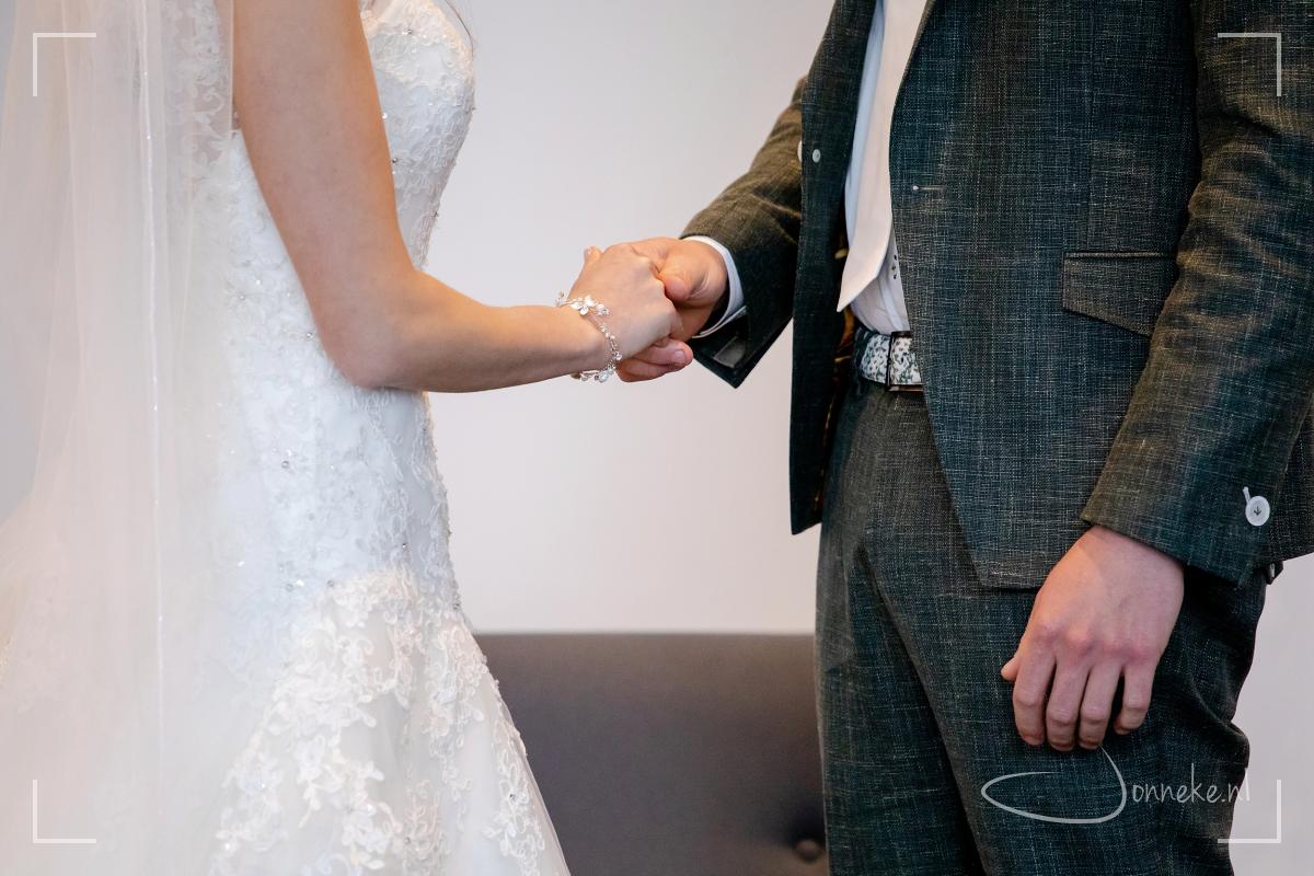 Handdruk. Ja. Kus. Handtekening. Zeker, ze zijn nu echt man en vrouw!