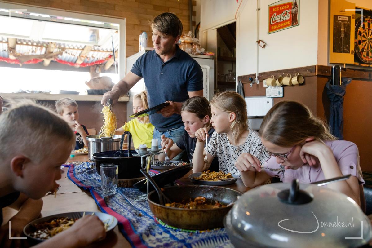...en eten daarna zwarte spaghetti met witte saus en witte spaghetti met zwarte saus.