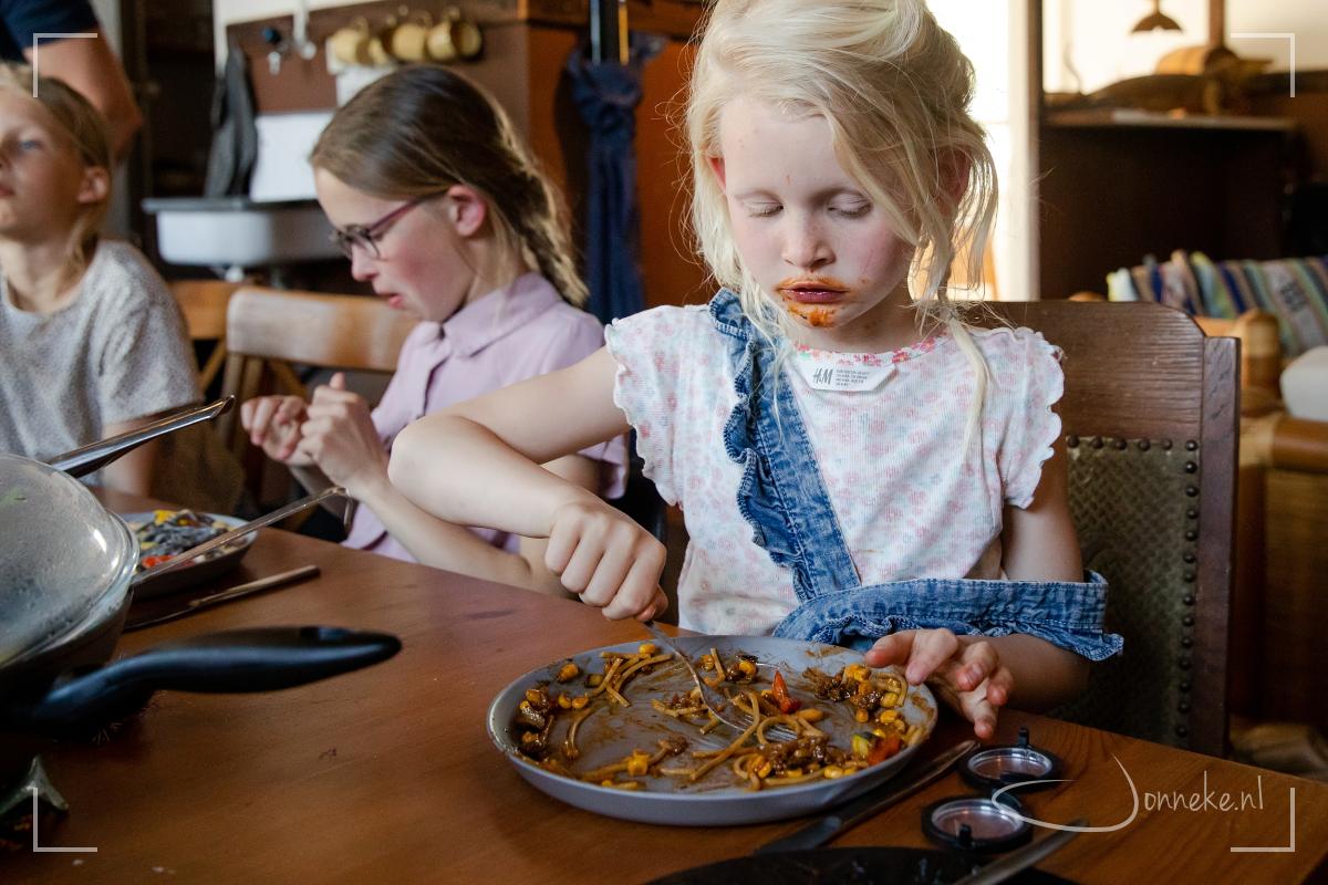 En - tot verbazing van alle ouders - aten ze allemaal lekker een bord slierten leeg. Sommigen wilden zelfs beide varianten proeven.