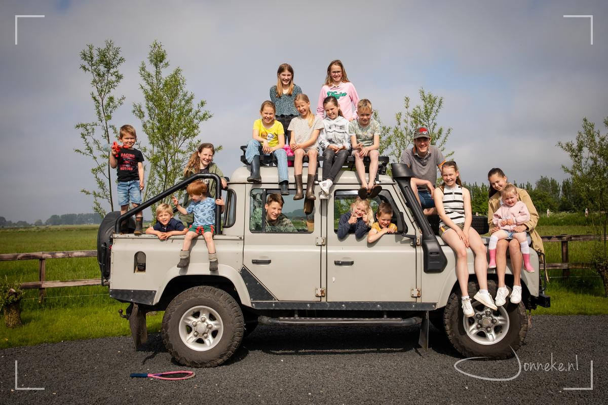 En als nifje 17 gearriveerd (3 jaar en daarom alleen de zaterdag) is het tijd voor de traditionele groepsfoto: op de LandRover!
