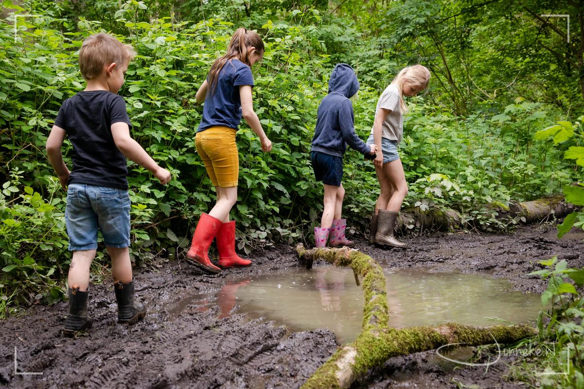 En ja, de regen heeft ook hier z'n voetsporen nagelaten: waar de een genoot van blubber, spetters en glijfestijnen, griezelden anderen weer als ze weer een modderpoel zagen.  ;-)