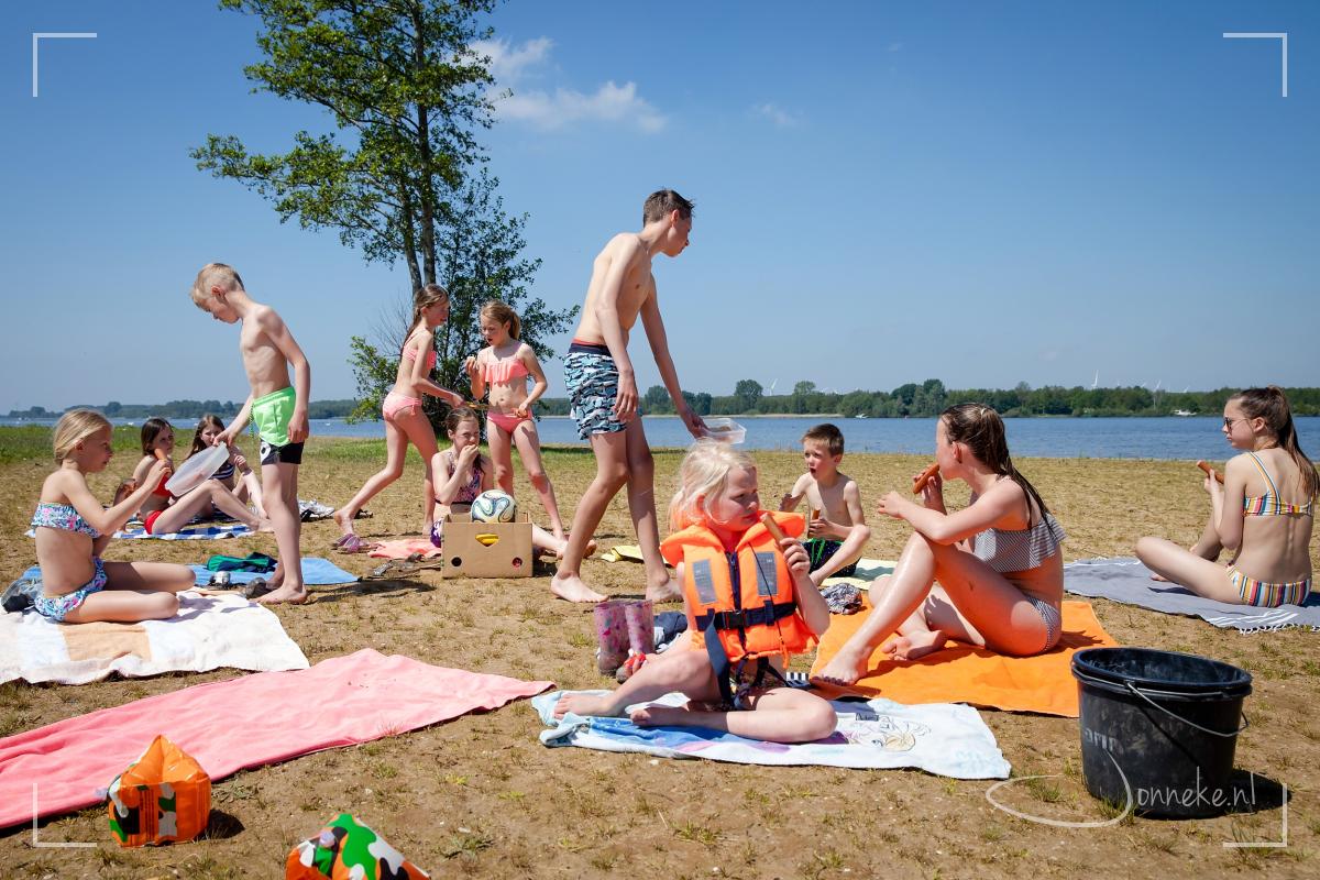 Picknickspullen maken met elkaar, spelmateriaal verzamelen, zwembroeken en bikini's aan en hup... naar een zomerse picknickplek nog geen 10 minuten van ons huis.