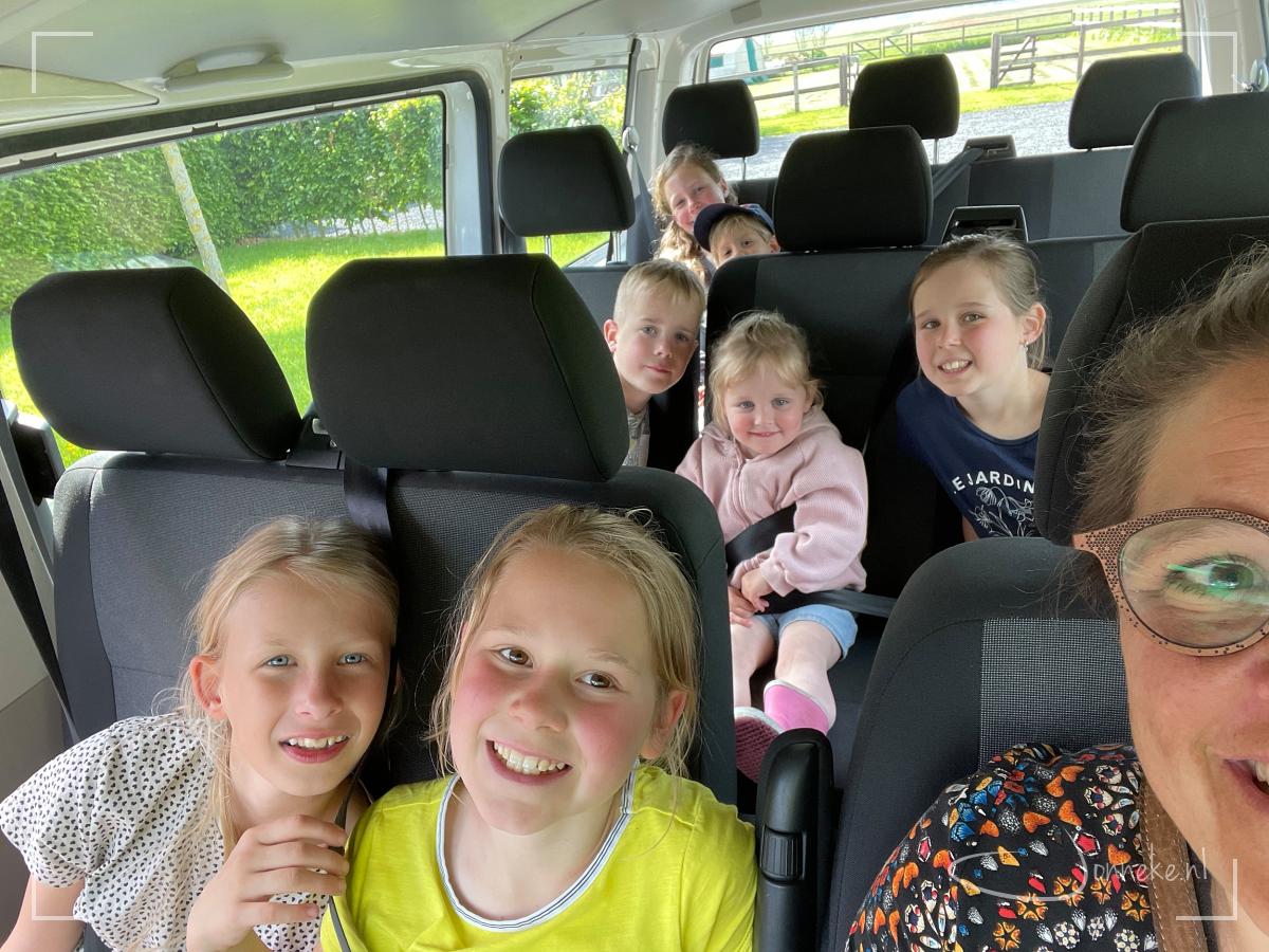 Dan klimmen we in de bus en auto van zwager/broer richting Lelystad: het belevenissenbos. Een heerlijke plek om te spelen, klimmen, klauteren, vies worden.