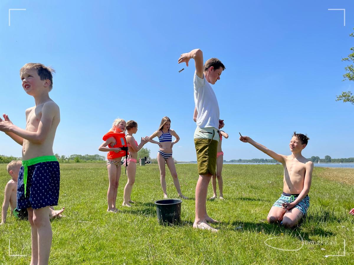 Achteruit rennen, achteruit gooien, Sjaal/muts/handschoenen in de zomer... de  'andersom-spelletjes' waren leuk!