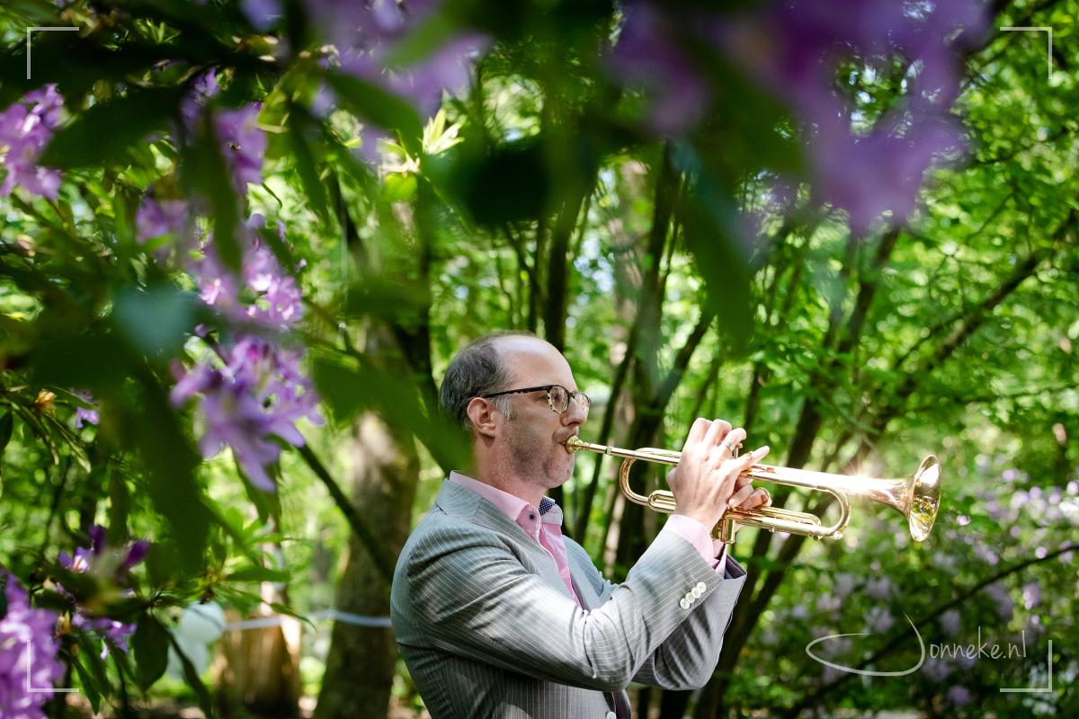 Een trompet (die licht geeft) luidt het begin van de ceremonie in... een mooie entree zo van het bruidspaar op deze mooie plek. Zo onder de bomen, in de koelte, en heel leuk aangekleed.