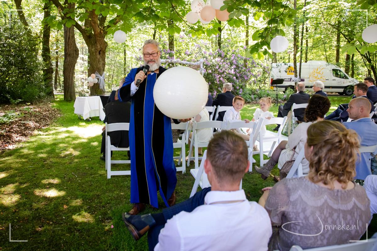In plaats van een levensloop, speelt de ambtenaar een ander leuk spel. Wie de bal toegegooid krijgt, zegt iets tegen het bruidspaar. En nee, niet 'ik wens jullie het allerbeste', voegt hij er nog aan toe. Dat resulteerde in 'Reinand, ik vind dat je een leuk hoofd hebt' tot bedankjes aan Anneliens adres dat ze altijd zoveel betekent heeft voor haar nichtjes en neefjes met o.a. veel oppassen. Mooi dit!