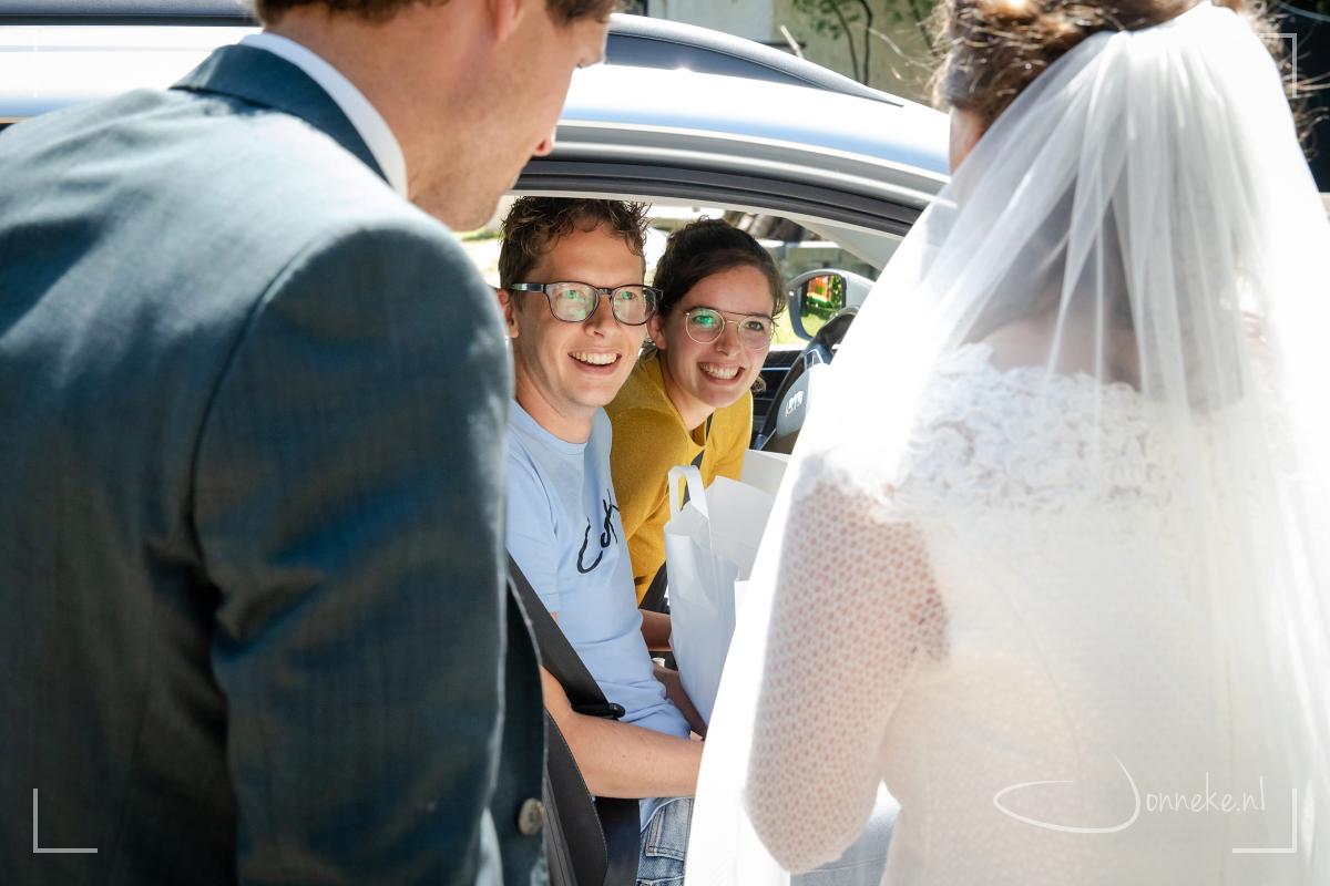 Er is nog steeds een maximaal aantal gasten toegestaan op bruiloften, en als die gevuld zijn met alleen familie -want grote gezinnen- dan kunnen de vrienden er niet bij zijn. Wel krijgen ze een lunchpakket met een drive-trough. En kunnen met de ceremonie meekijken en naar de kerkdienst komen!