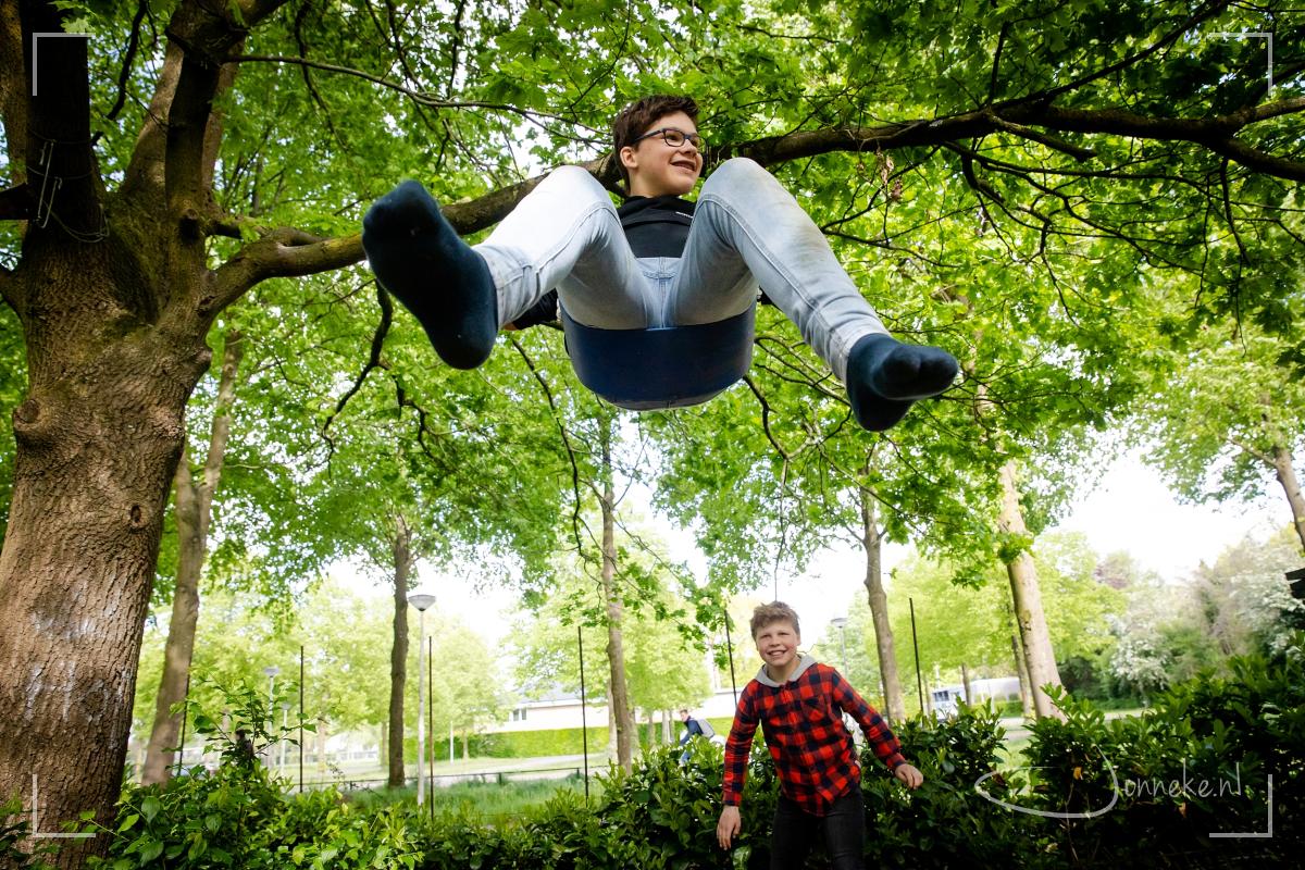 En geef ze ongelijk. Klimmen, schommelen, hut bouwen is veel leuker.
