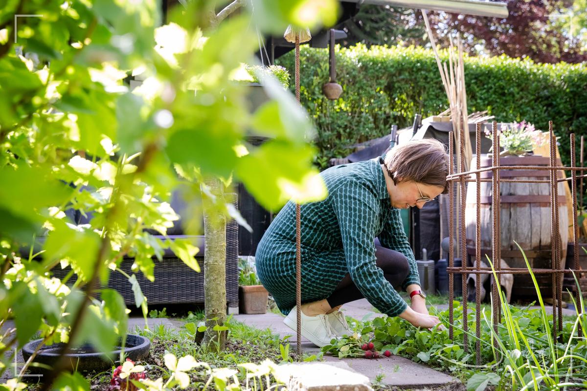 Lekker rommelen in de tuin. Ik weet hoe heerlijk het is, de trots en dankbaarheid te voelen als je wat kunt oogsten.