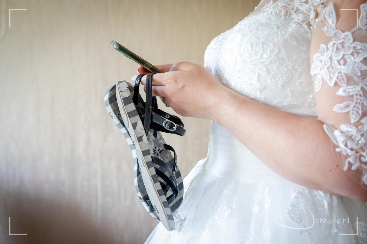 Terug in hun bruidssuite wordt er geluncht, opgefrist, sandalen gepakt voor 'na de ceremonie', ontmoeting met haar vader..