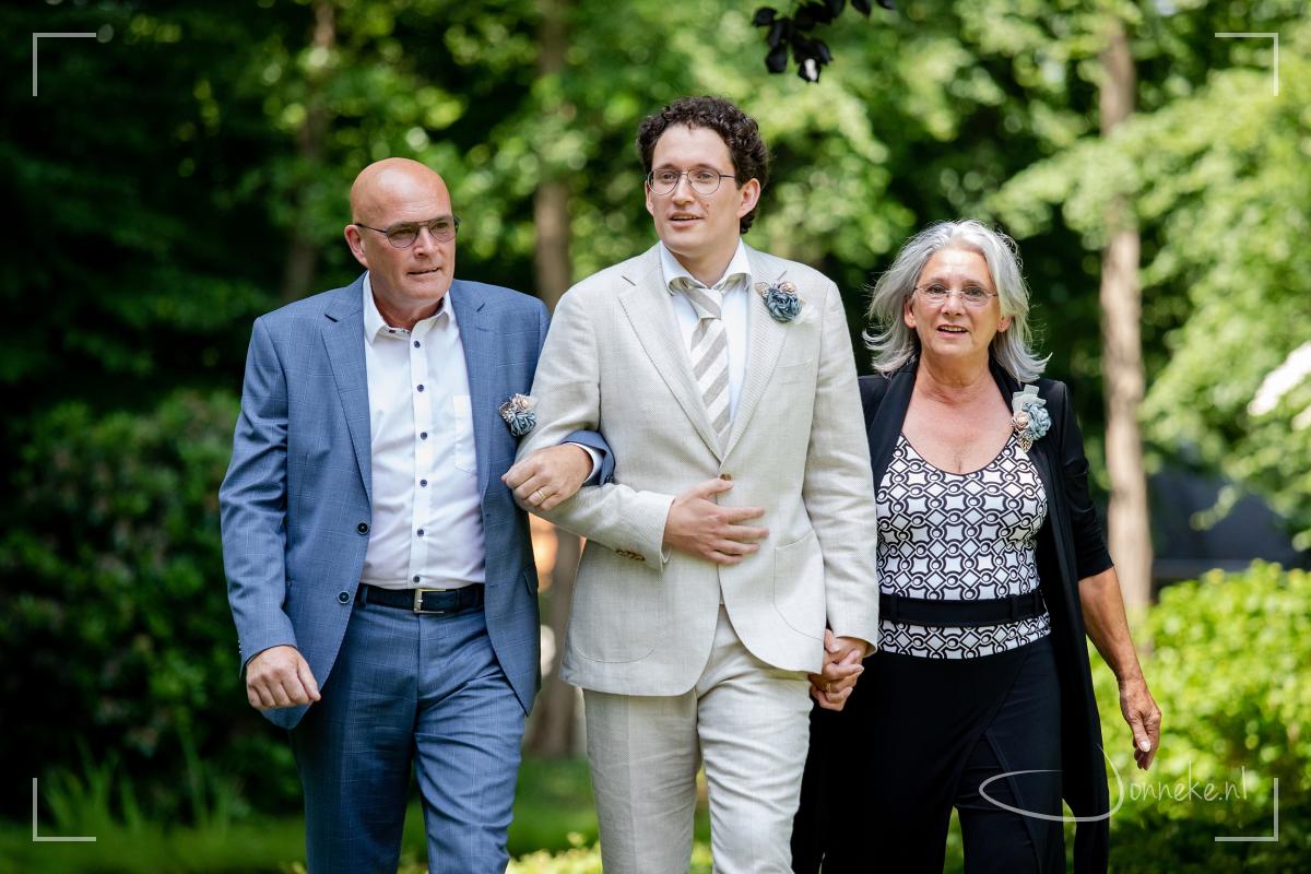 Daar komt de bruidegom...