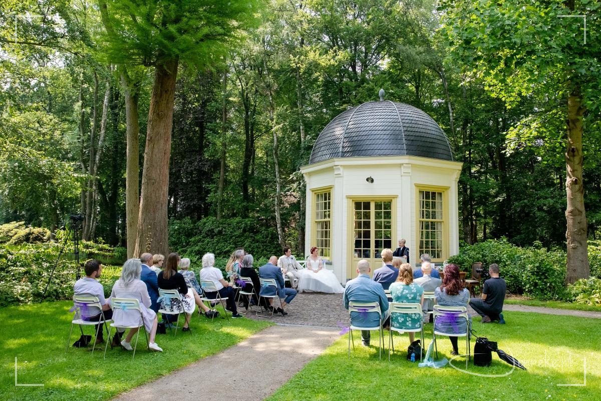 En yes, op het prachtige plekje bij het koepeltje werd de ceremonie gehouden. Warm, droog, fijn.