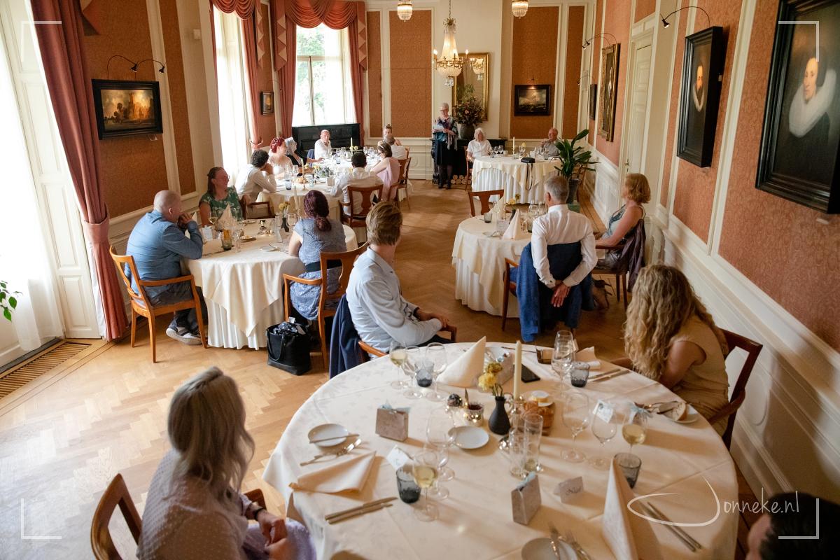 Met de daggasten wordt de avond gevuld met het dineren in deze mooie zaal.