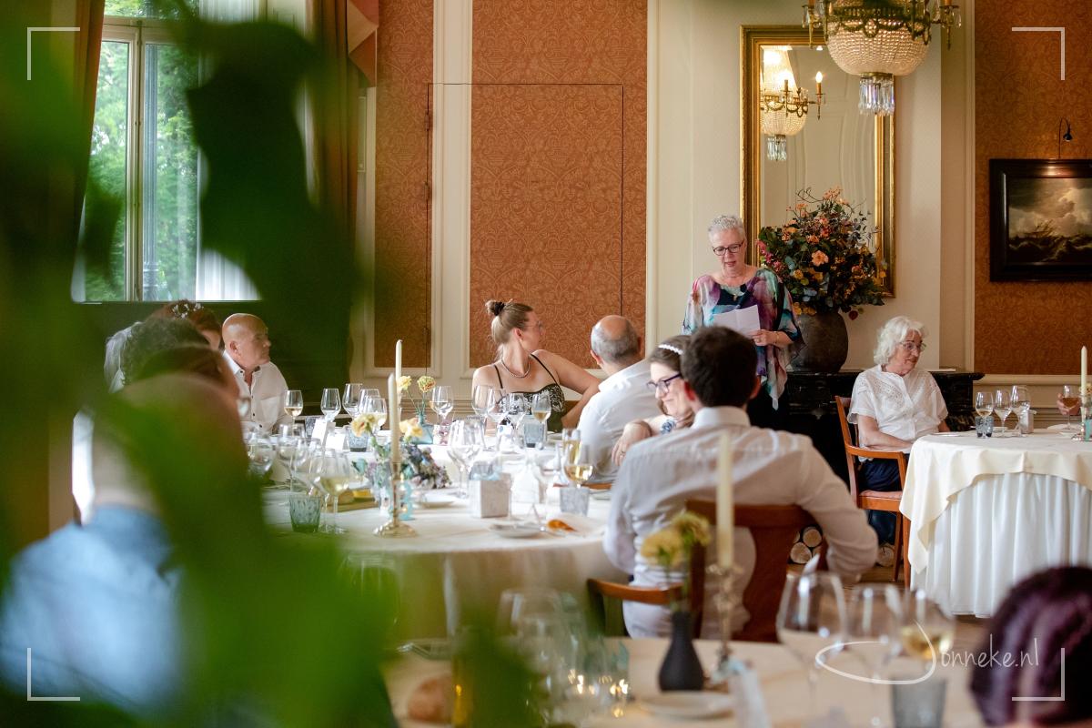 Moeder van de bruid opent het diner met een speech.