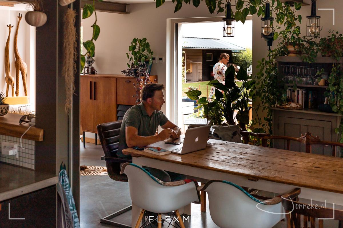 Sjoerd werkt voornamelijk aan de keukentafel. Petje af voor zijn uren en uren en uren online vergaderen, seminars volgen en geven.