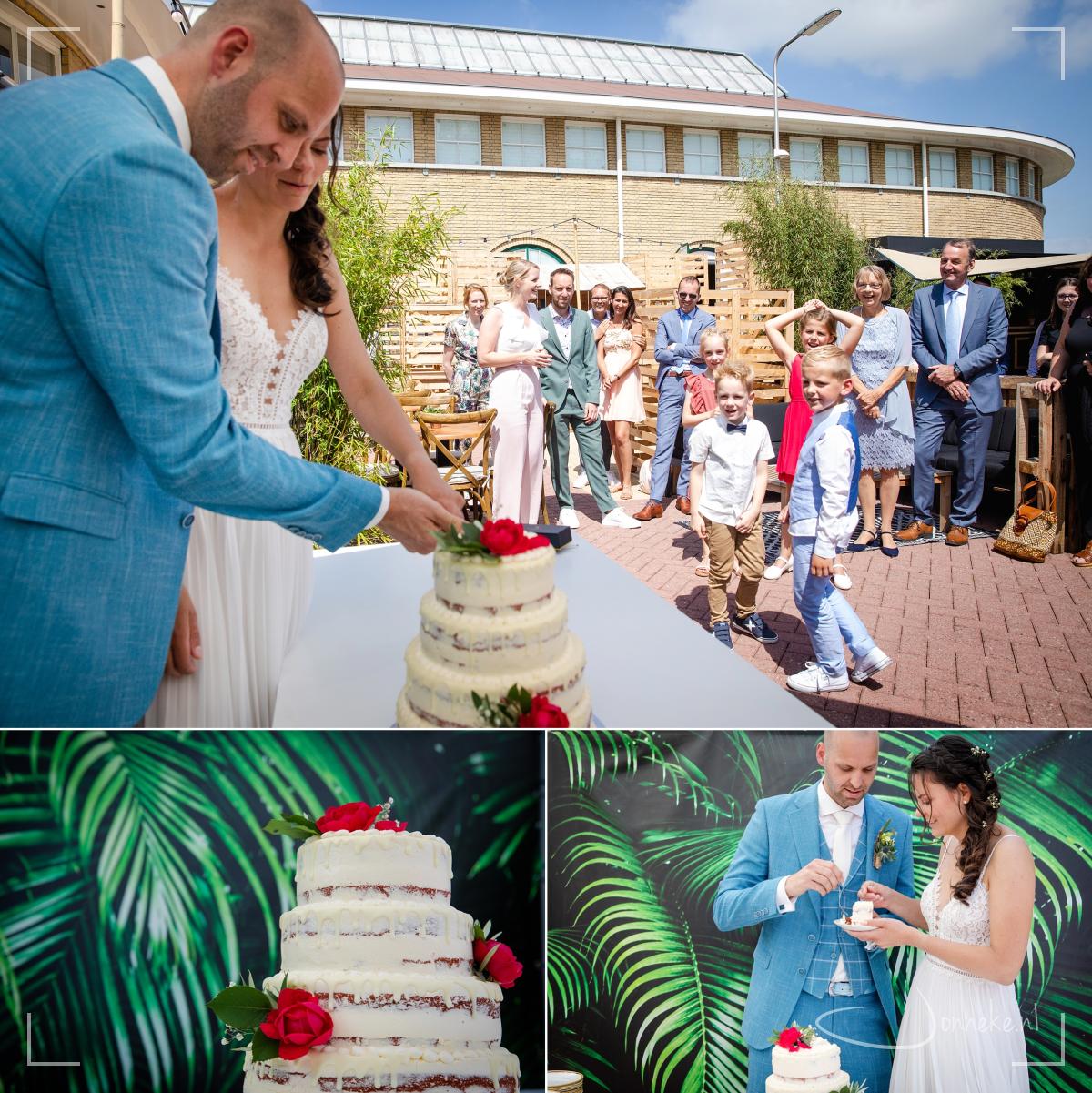 Een mooie heerlijke naked-red-velvet-cake wordt aangesneden en bijna helemaal opgegeten door alle gasten.