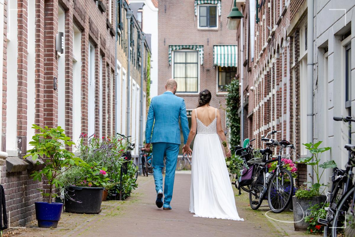 De fotoshoot maken we al wandelend door de binnenstad van Gouda. Leuk al die diverse plekjes.