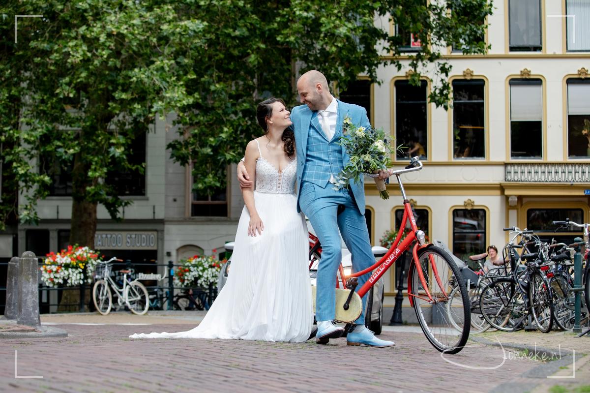 Els en Tim, dankjewel dat ik bij jullie heerlijke dag mocht zijn. Ik heb genoten, en ik zou zeggen: ga onwijs nagenieten op jullie honeymoon! En natuurlijk mogen jullie het bruidspaar hier ook feliciteren, laat je een berichtje achter?