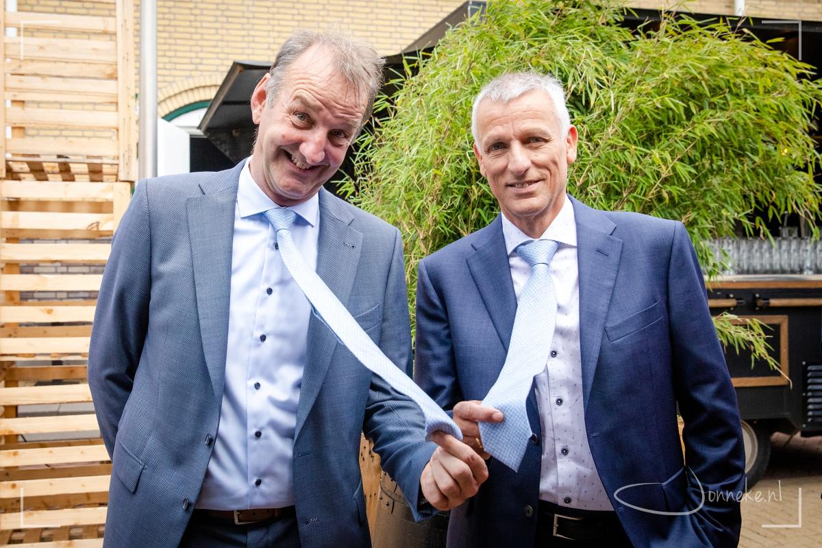 De vaders hebben een identieke stropdassen. Was het twee halen 1 betalen, Wim?