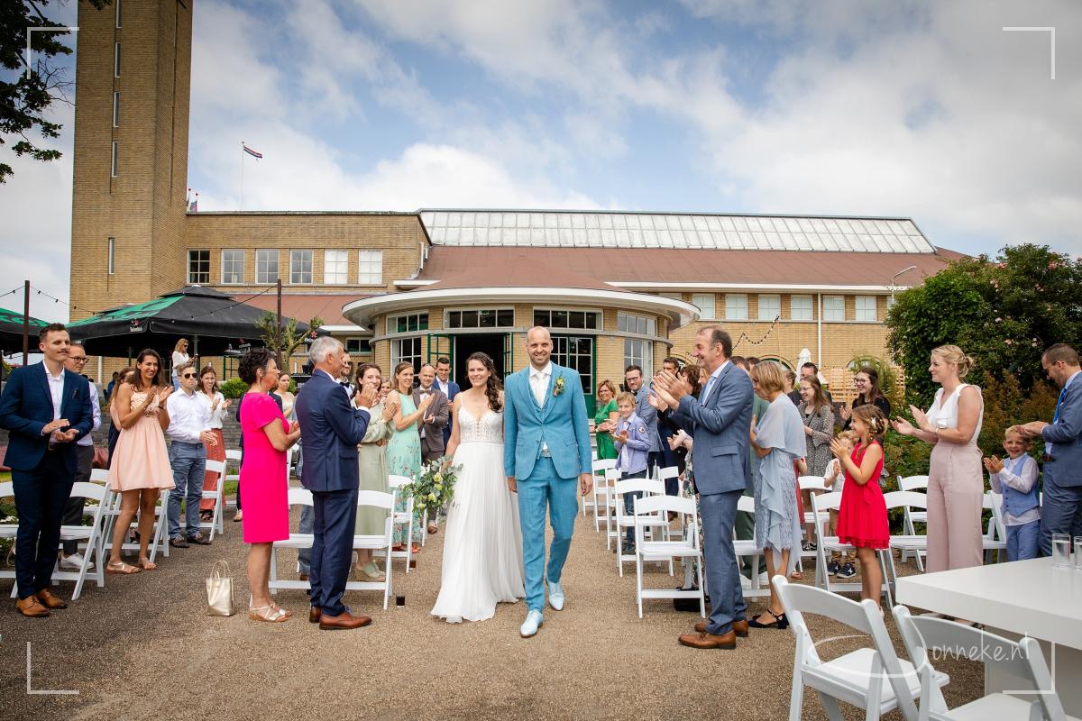 Bij Flora in Boskoop is de ceremonie, op een prachtige buitenplaats en alle daggasten ontvangen het bruidspaar heel hartelijk!