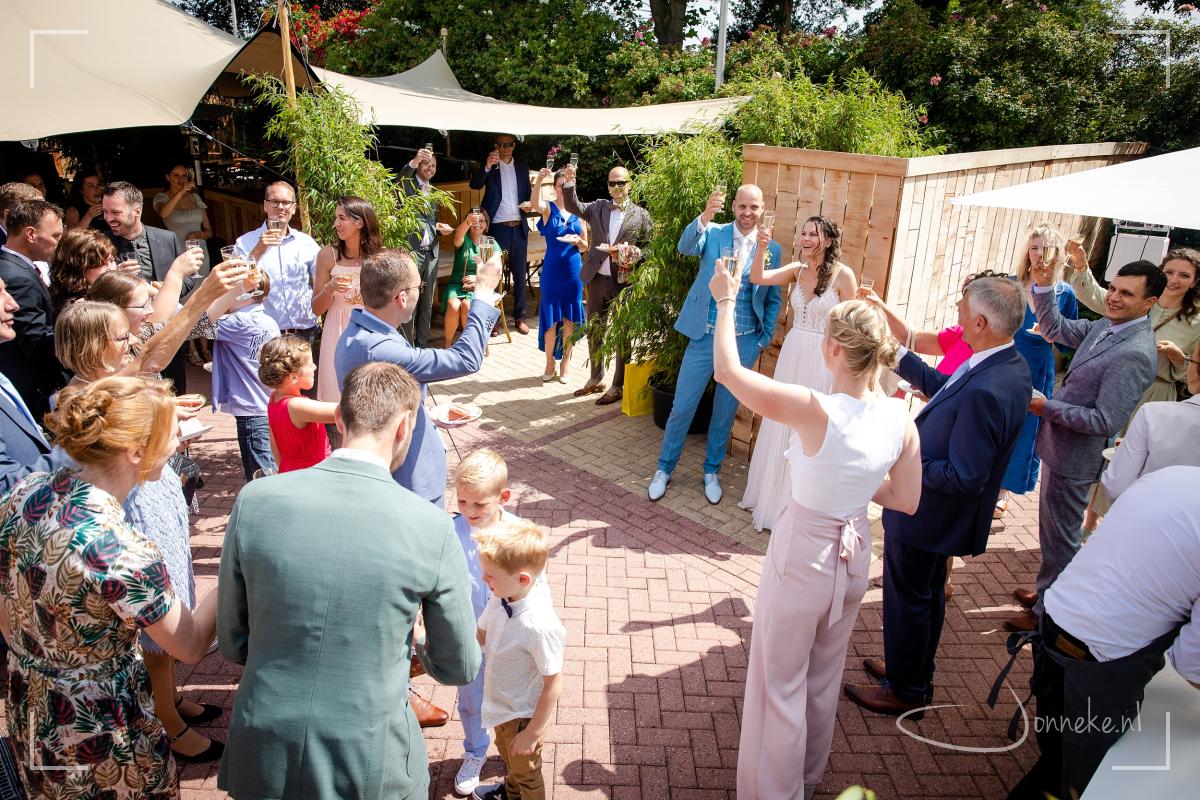 Cheers! Op Mr & Mrs!