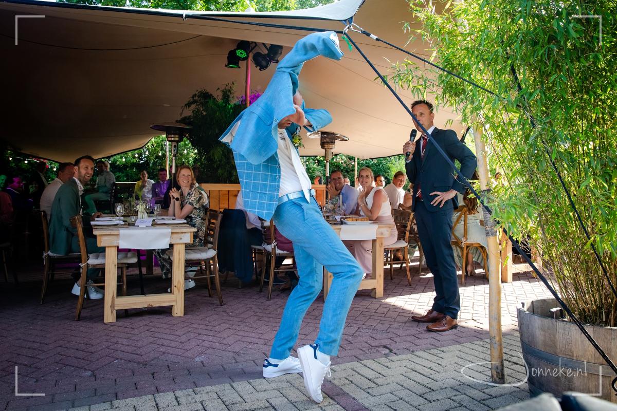 En als je je afvraagt wat de bruidegom hier aan het doen is.... ik zou zeggen: vraag het hemzelf.