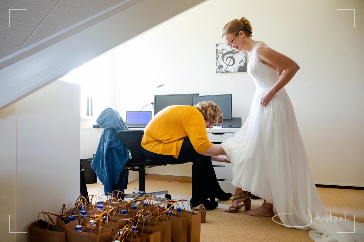 Sweet mother-daughter moments. Proud mom says lovely words before the first look. Love it!