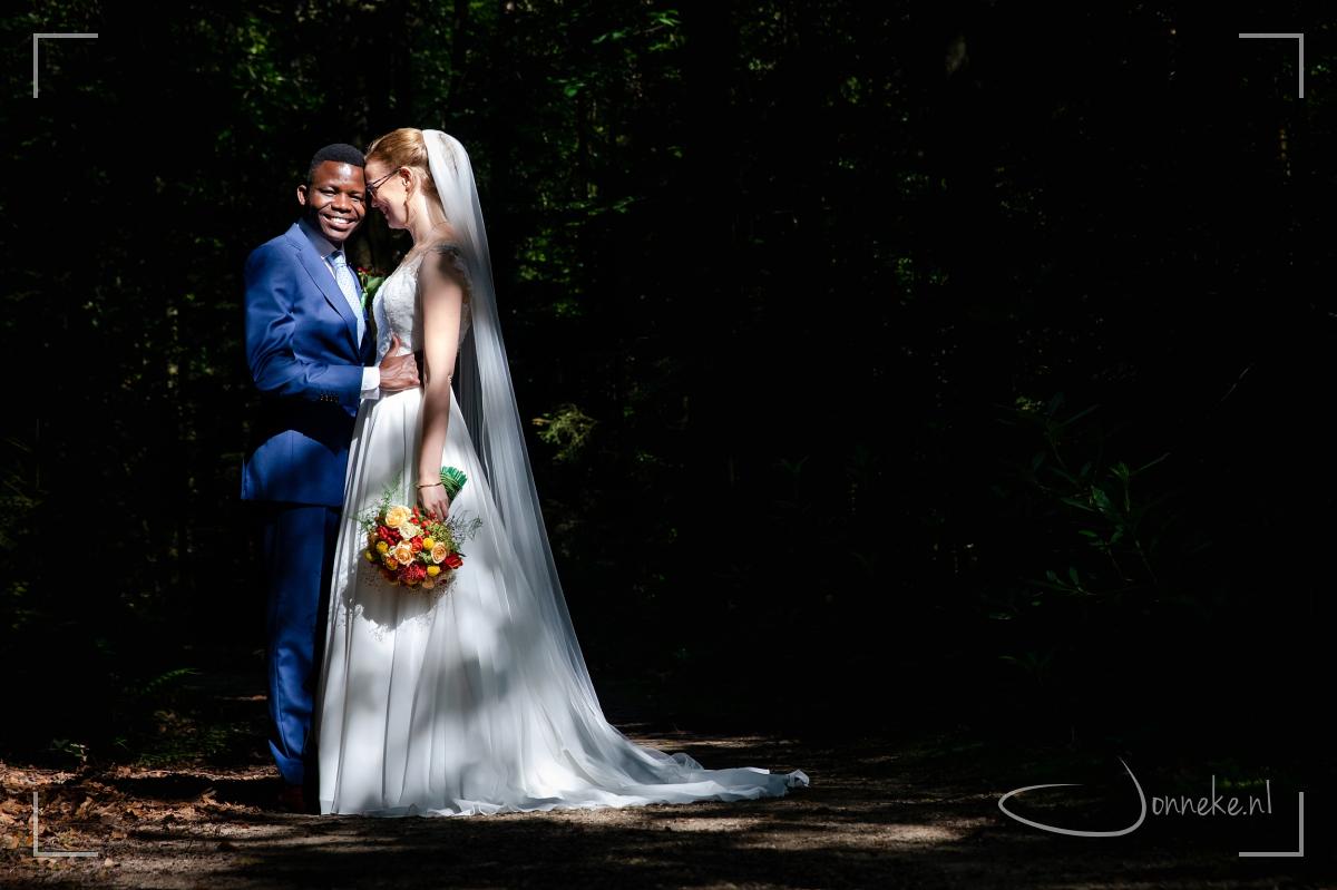 En zooooo fijn dat na al die buiigheid gewoon de hele dag de zon scheen! Beetje 'Afrika-zon' op hun trouwdag. (Really happy with the sunshine, after a lot of rainy days/weeks. Africa's sun is shining on this weddingday))