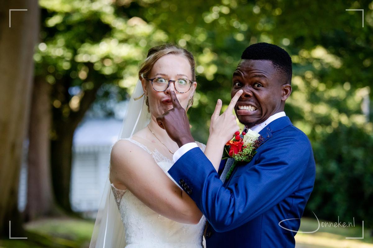 Oke, ja. Hm. Zo doen ze dus blijkbaar heel vaak daar bij Beautiful Kidz. Sterker nog: ik heb wel 10 verschillende gekke bekken foto's gemaakt! ;-) (Oke, yes. This is the normal way to do at Beautiful Kidz, they said Hahah)
