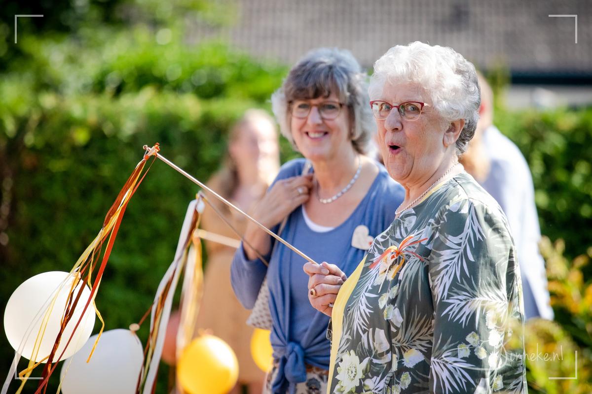 Oma's gezicht spreekt boekdelen bij het zien van het bruidspaar. (And grandma was sooooo surprised. Nice to see!)