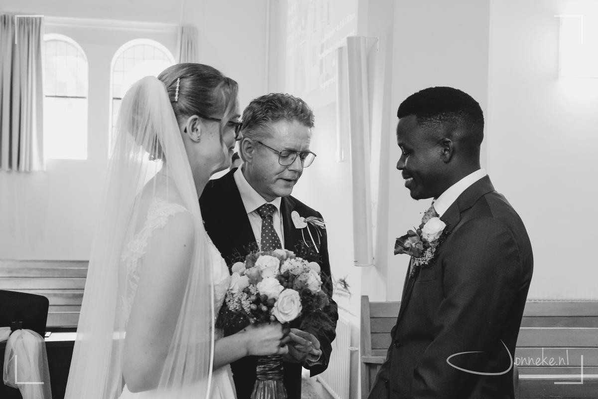 Weggeef-moment blijft bijzonder. (In church the bride is given to her husband, special moment)