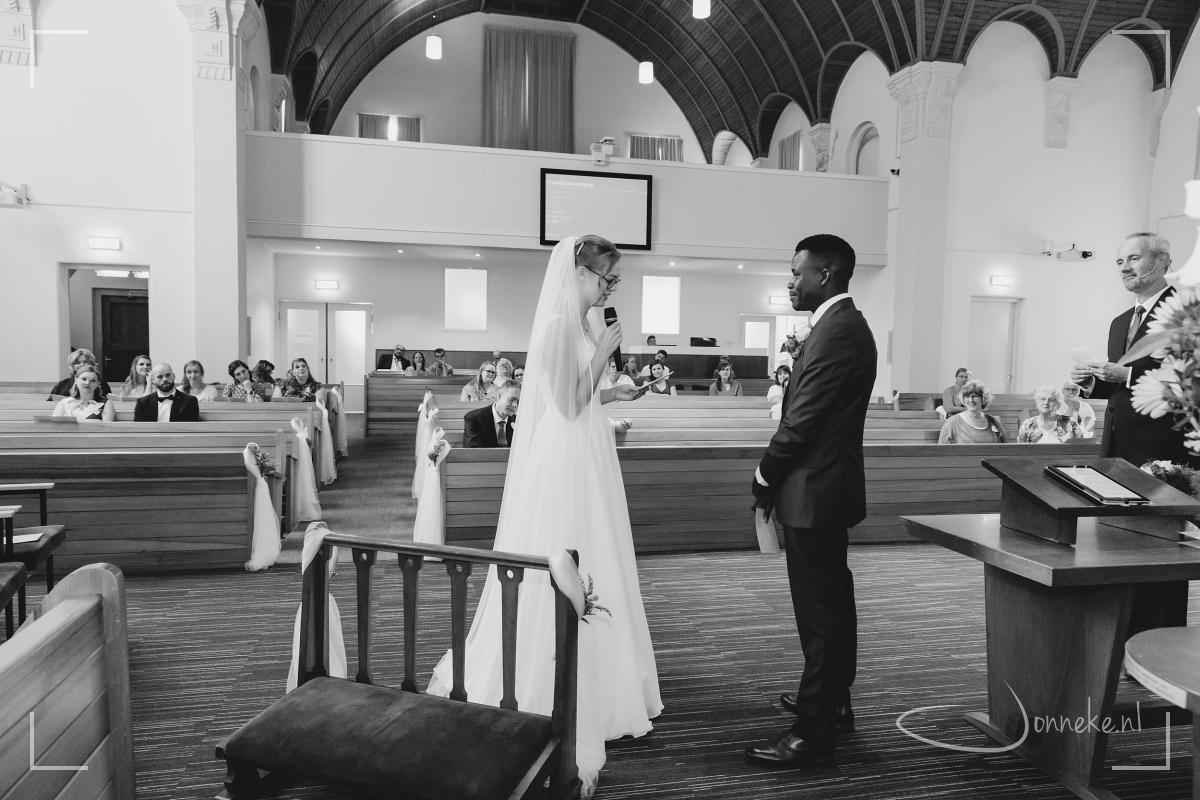 De preek was in het Nederlands, de huwelijksbevestiging in het Engels en Marissa beloofde in Mukoya's moedertaal -het Luchazi- haar trouw. (Part of the ceremony was in Dutch, but also in english and... Marissa said the vows in Luchazi, the native language of Mukoya.)