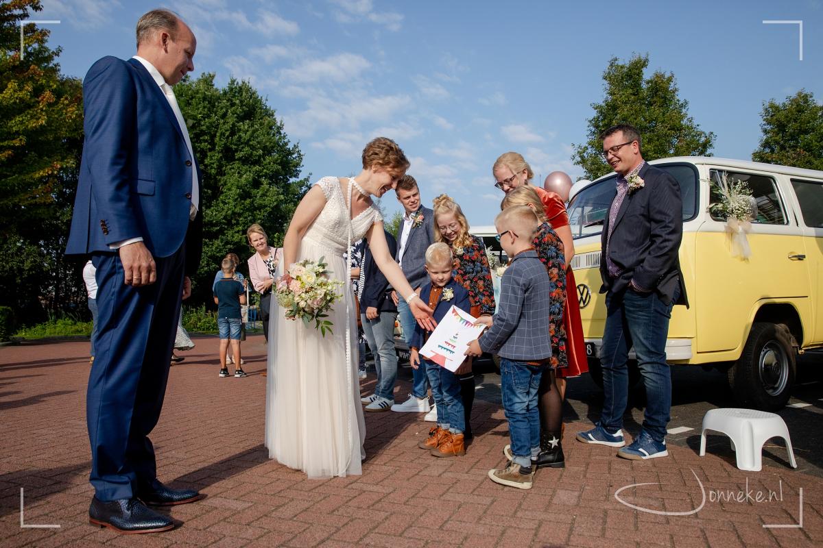 Als al je tante- en oom-zeggers heel blij zijn dat je gaat trouwen, dan krijg je tekeningen en hele dikke knuffels.