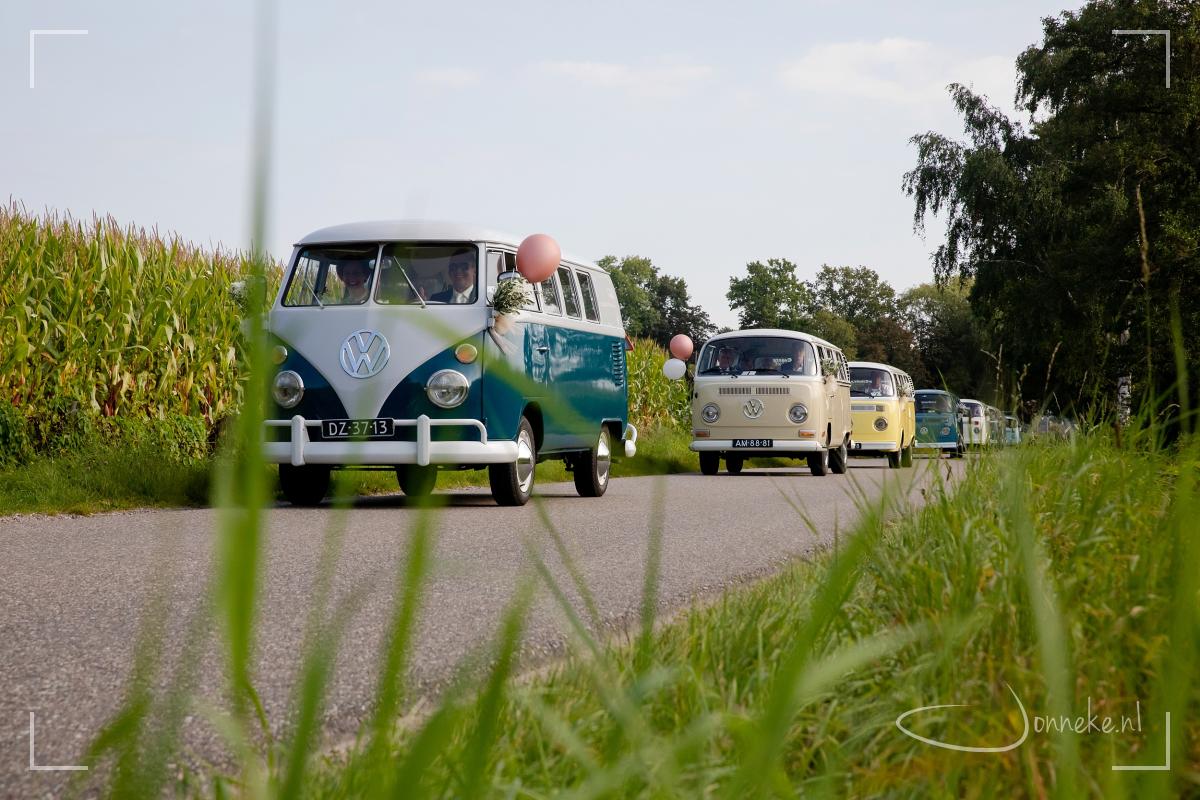 Vanuit Kootwijkerbroek rijden acht geweldige volkswagenbusjes naar Lunteren: een stoet waar je vrolijk van wordt! En dat merk je ook aan voorbijgangers: ze gaan vanzelf lachen als ze deze kleurrijke optocht zien!
