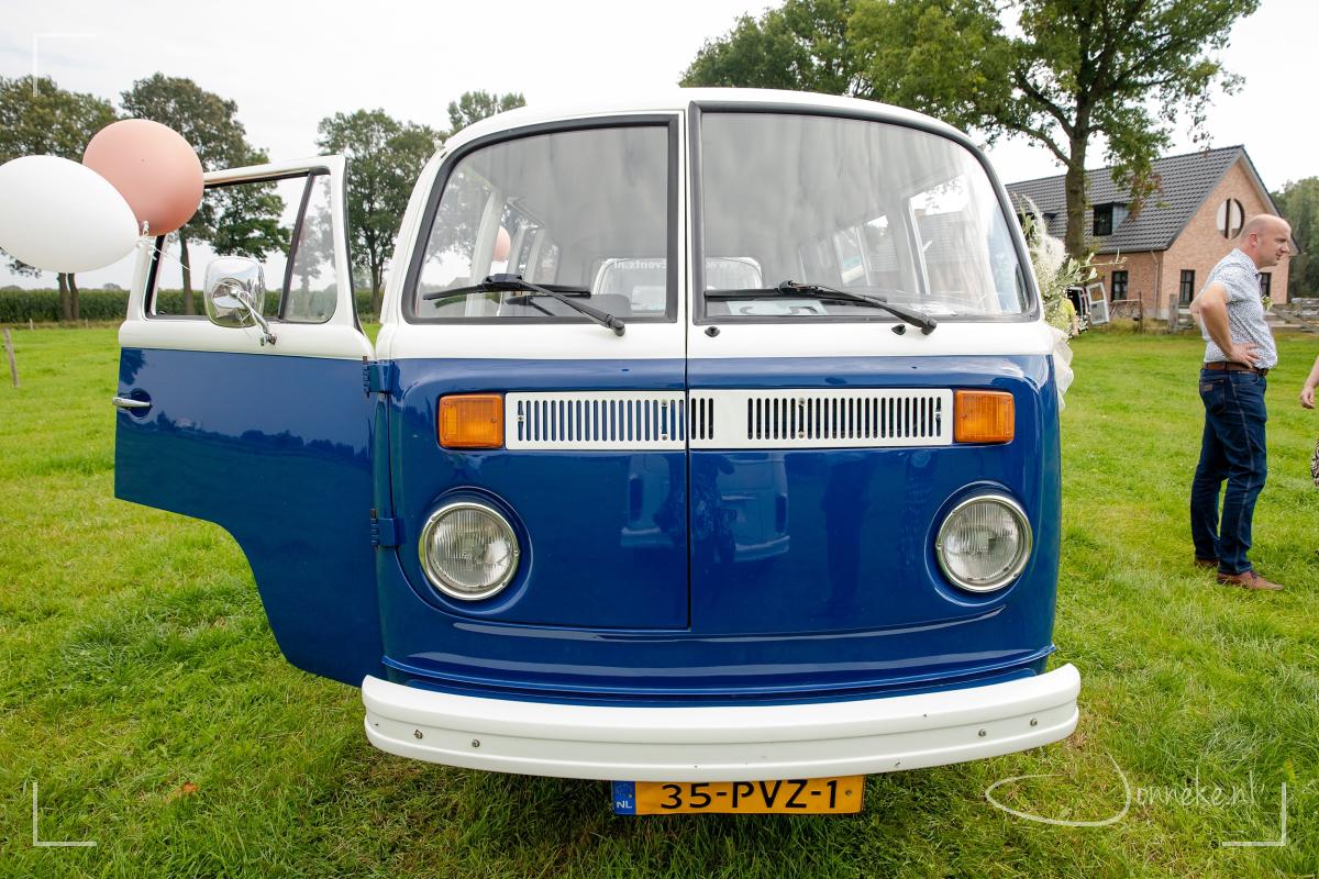 Een van de volkswagenbusjes is wel een heel bijzonder exemplaar: dit is een oud politie-busje waar mee geflitst werd. De voorkant heeft 'een deur' waar de flitser ingezet werd. Er zijn er nog 2 in Nederland: 1 staat in een museum en dit busje!