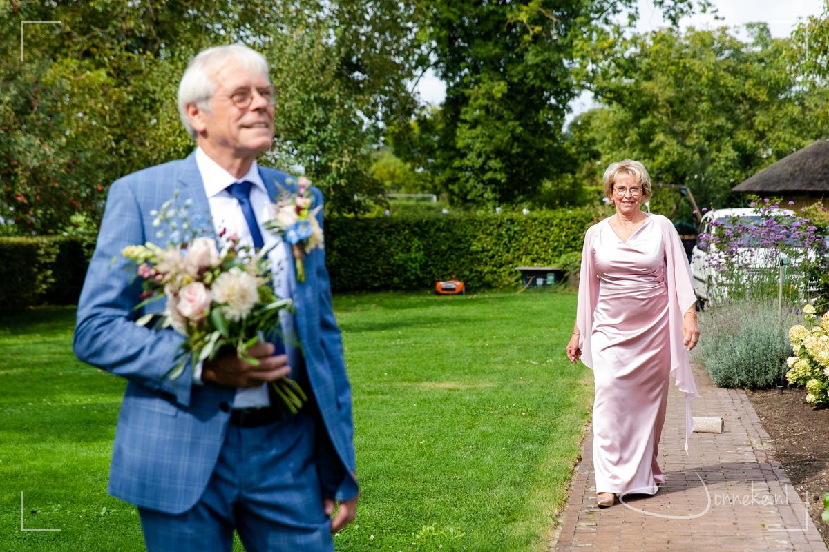 Herman houdt het bijna niet meer en wil het liefst even spieken wat voor moois er achter hem komt aanlopen. ;-)