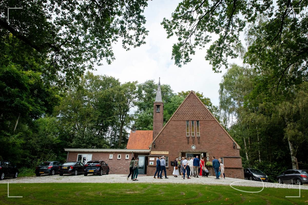 Dan vertrekken we naar de Slangenburgse kerk: een lieflijk klein kerkje, omgeven door bomen.