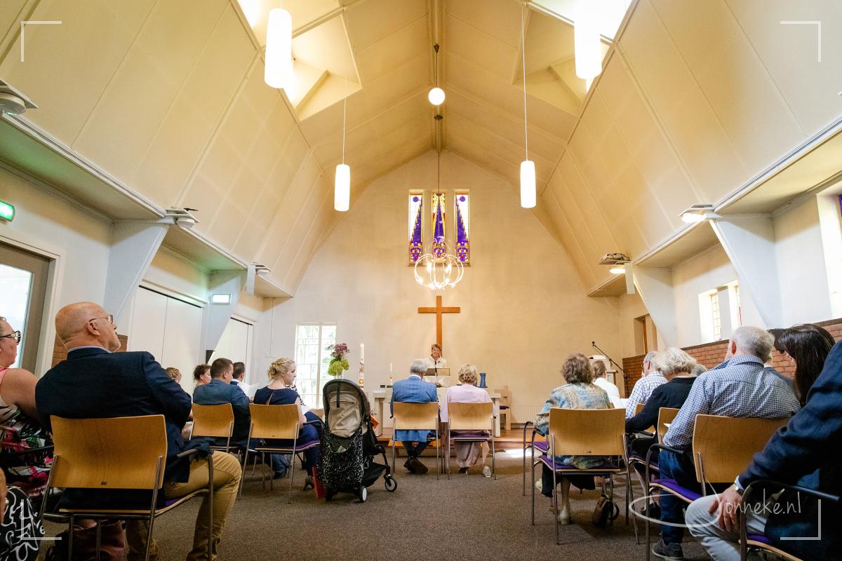 (Het burgerlijk huwelijk was al eerder geweest, vandaar nu alleen de kerk). Even diep ademhalen, tot rust komen, zingen, bidden, luisteren.