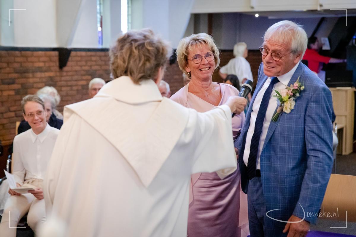 Ja, ik wil! en er achteraan in het twents: 'want de leefde geet der met strieken' - want de grootste daarvan is de liefde.