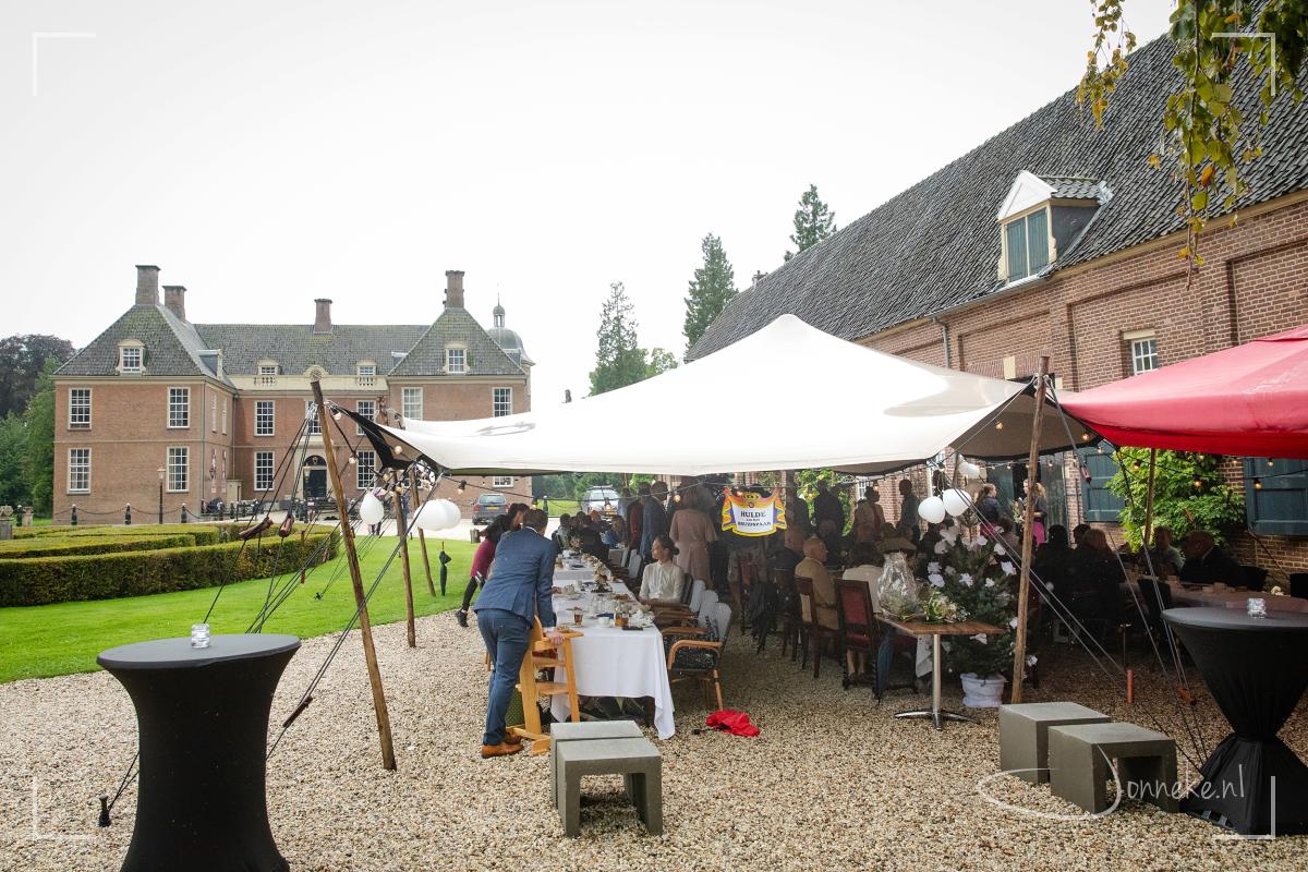 Want hier onder deze tent is het prima vertoeven. Felicitaties, cadeautjes, liedjes.