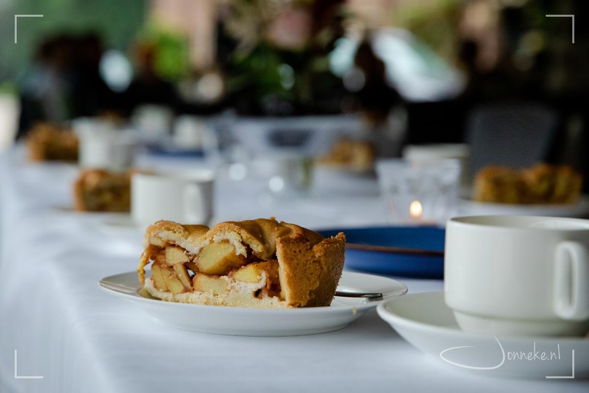 Geen bruidstaart maar de traditie van Slangenburg wordt in ere gehouden: appeltaart!