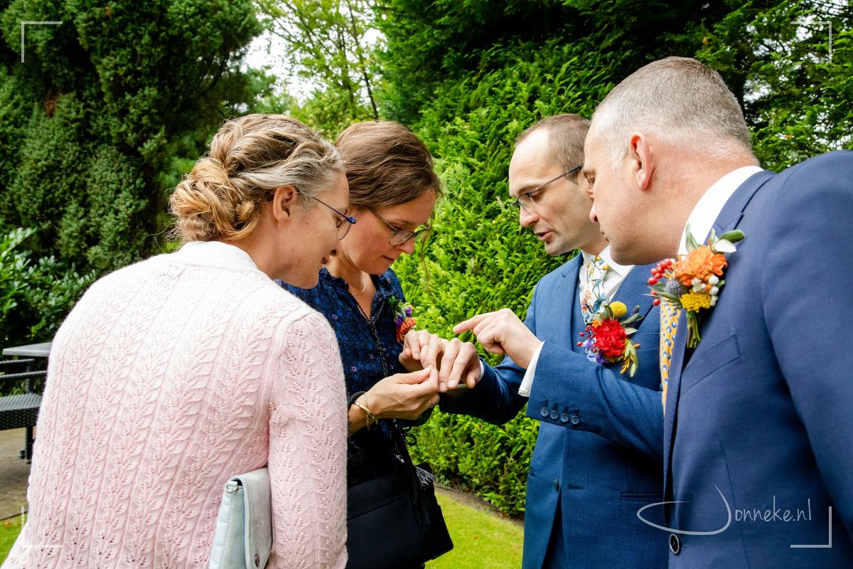 Als de trouwambtenaar vertelt hoe bijzonder de ringen zijn, wil iedereen na afloop van de ceremonie bewonderen. En ze zijn mooi - zie verderop in deze blog -