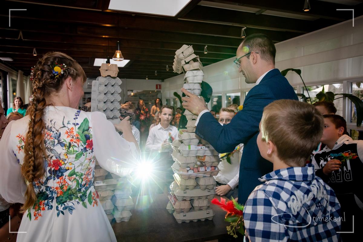 Dan moeten de juf en haar man allerlei spelletjes doen. Eieren, eierdozen... zouden ze soms iets met Barneveld hebben ;-)