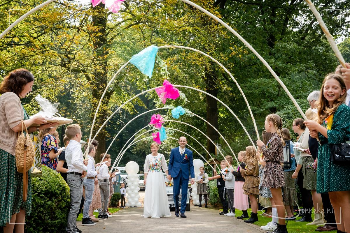Als we terugkomen bij de Lunterse Boer staat de klas van Melia feestelijk klaar. Heerlijke die enthousiaste snoetjes als ze hun juf zo zien. Zingend verwelkomen ze dit paar!