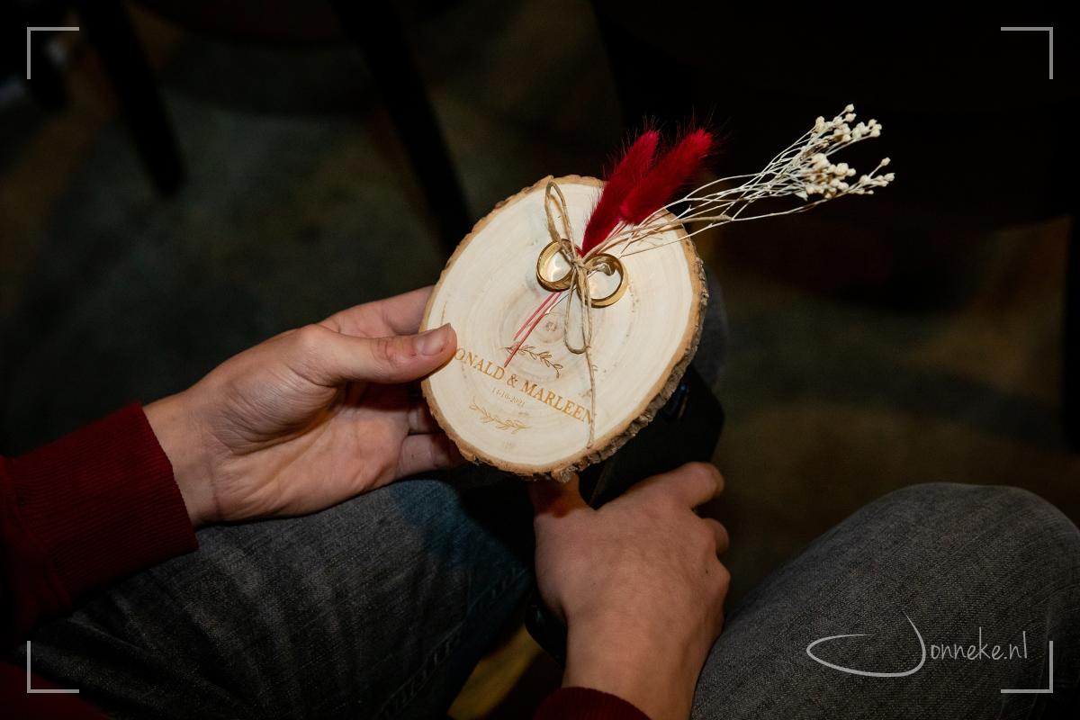 De babs vergat de ringen maar (zo zei zij later) 'met dank aan de wakkere fotograaf is het toch goed gekomen.' Ik heb dit compliment dubbel glimlachend in mijn zak gestoken ;-)